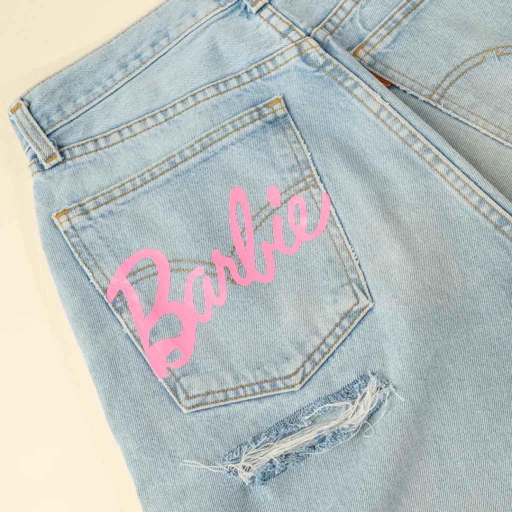 Jeans Levi’s personalizzati con stampa barbie sulla tasca posteriore