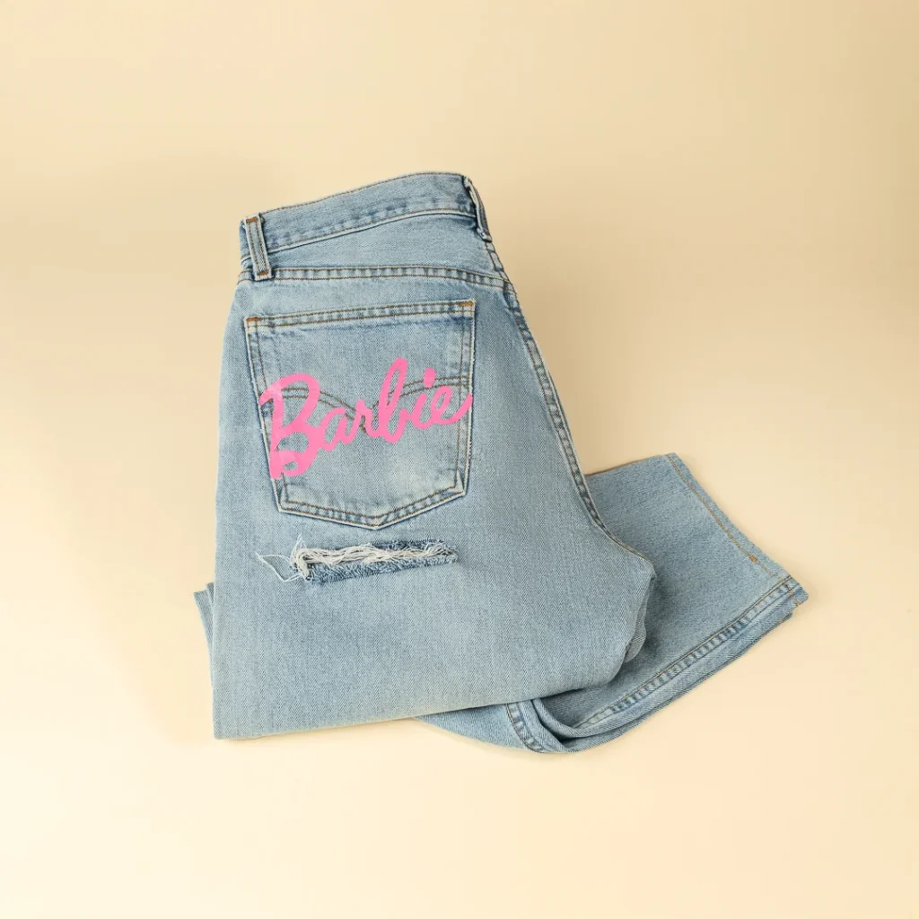 jeans con applicazioni con stampa barbie