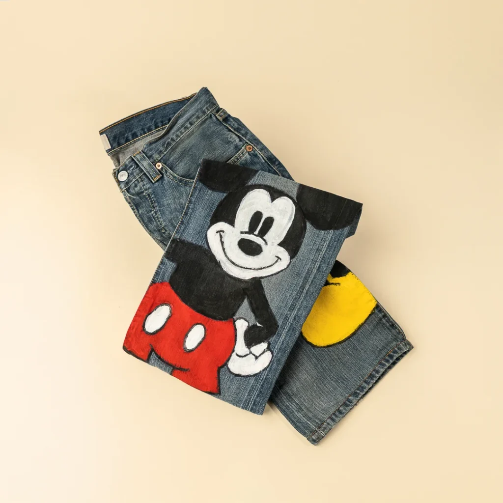 jeans levi's custom con stampa di topolino