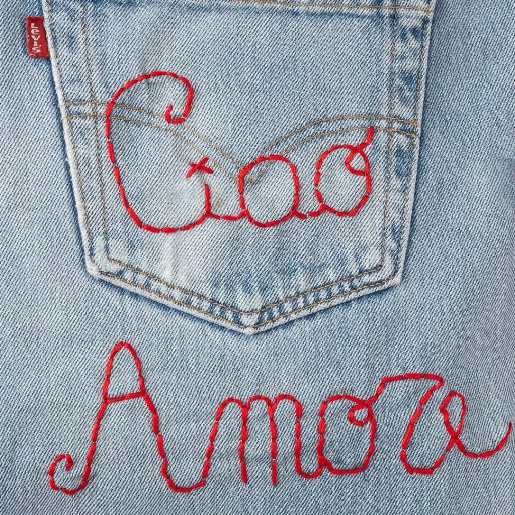 jeans con applicazioni di ricami