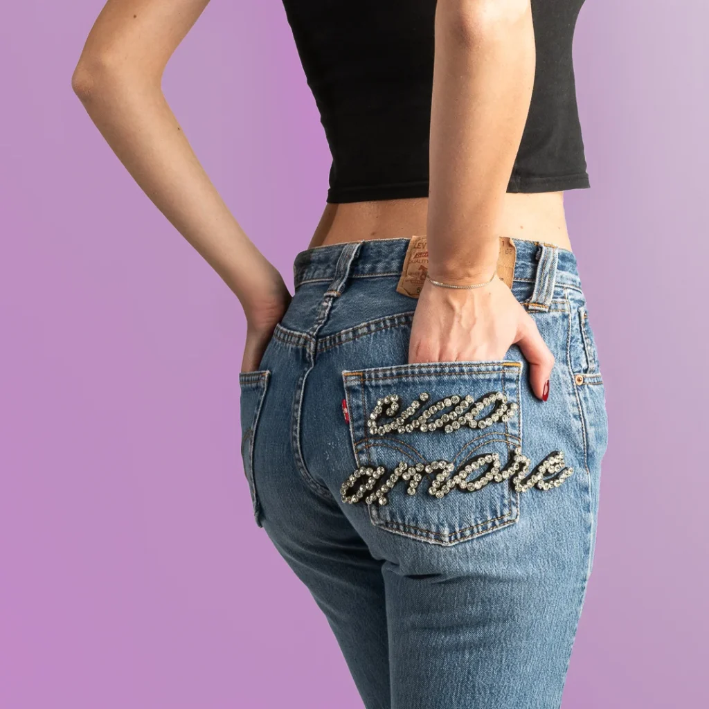 vestibilità levis 501 con applicazioni di strass