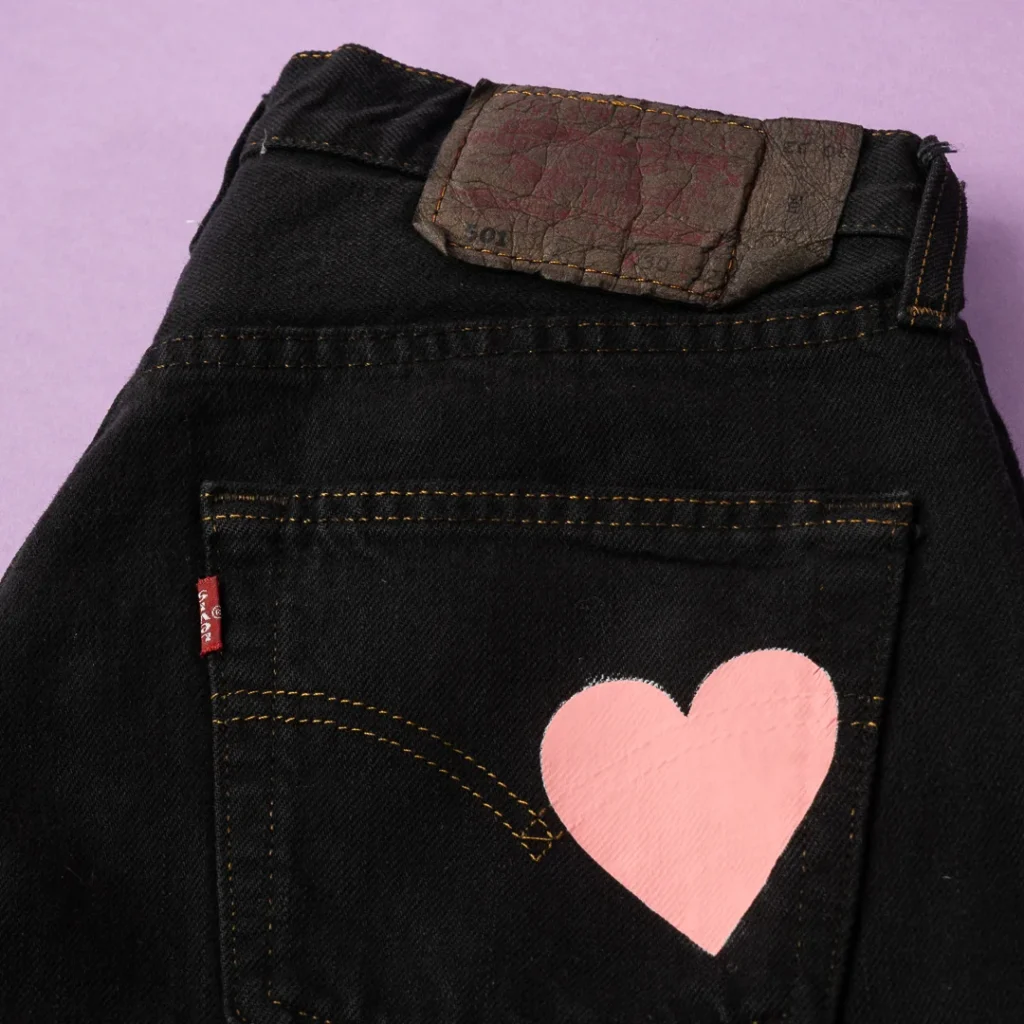 jeans levi's custom con cuori rosa