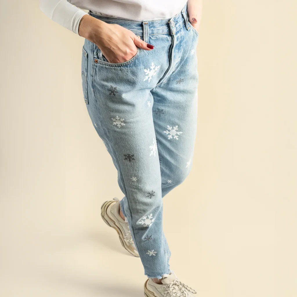 vestibilità jeans levis 501 con sneakers