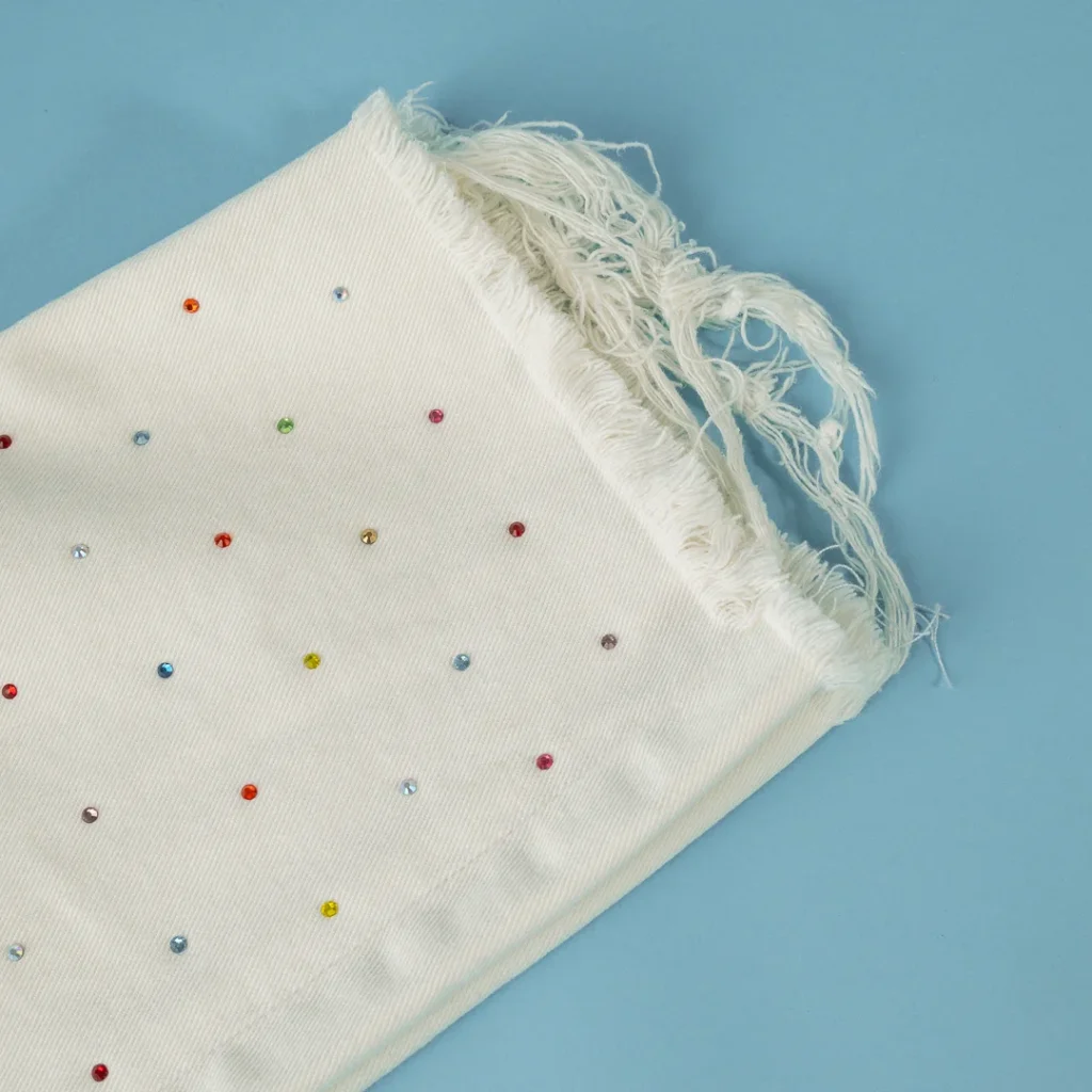 Jeans Levi’s personalizzati con applicazioni di strass