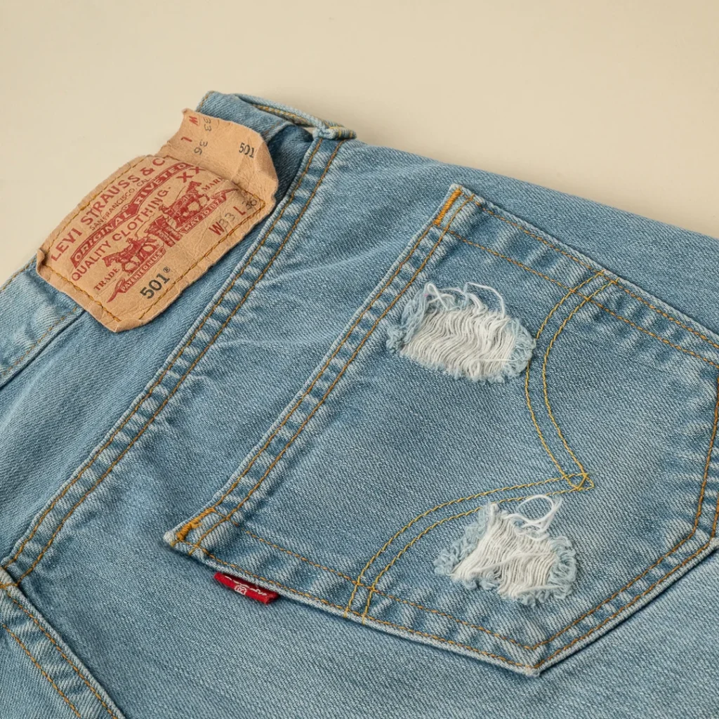 Levi’s originali con strappi sulla tasca posteriore e lavaggio chiaro