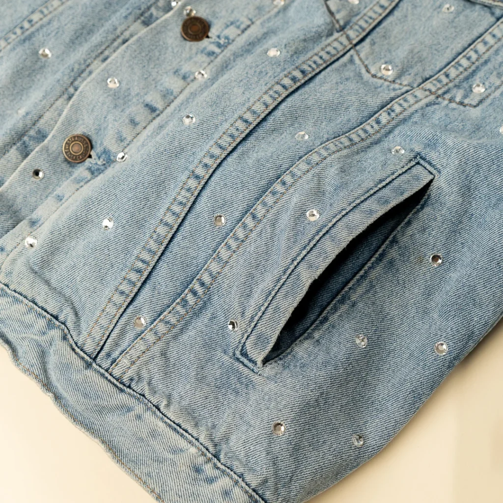 Dettaglio tasca con applicazione di strass su Giacca Levi’s