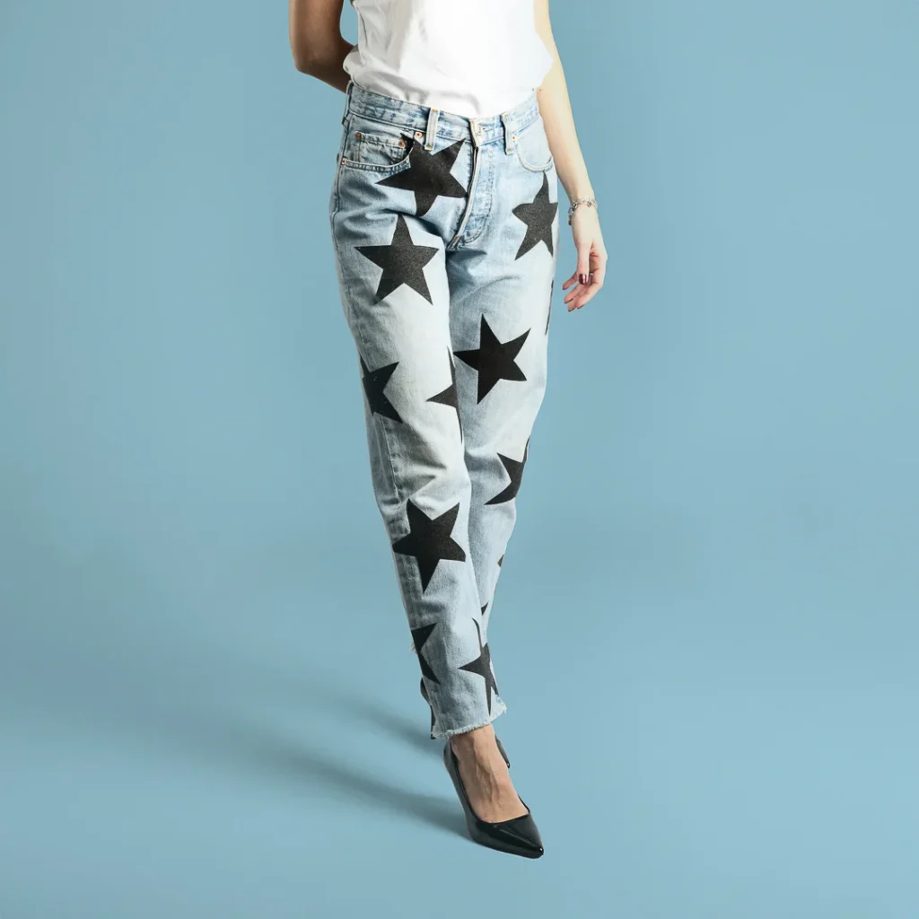 Outfit autunnale con jeans Levi's 501 personalizzati