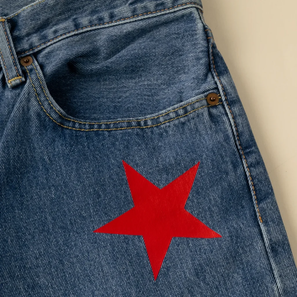 Jeans Levi's personalizzati per Natale con stelle rosse