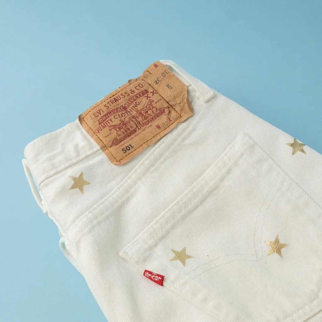 Jeans per Natale Levi's personalizzati con stelle gold e lavaggio bianco