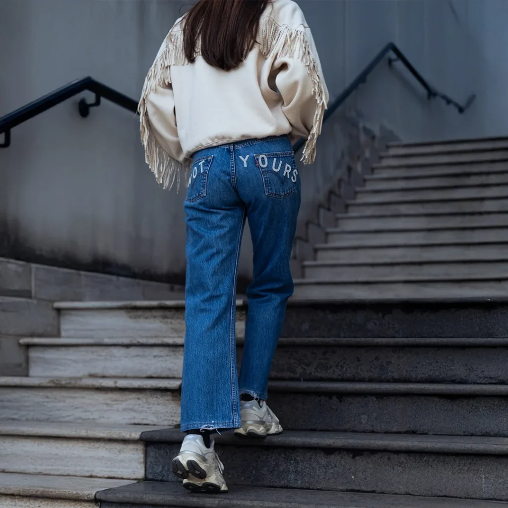 Ragazza con outfit sporty chic