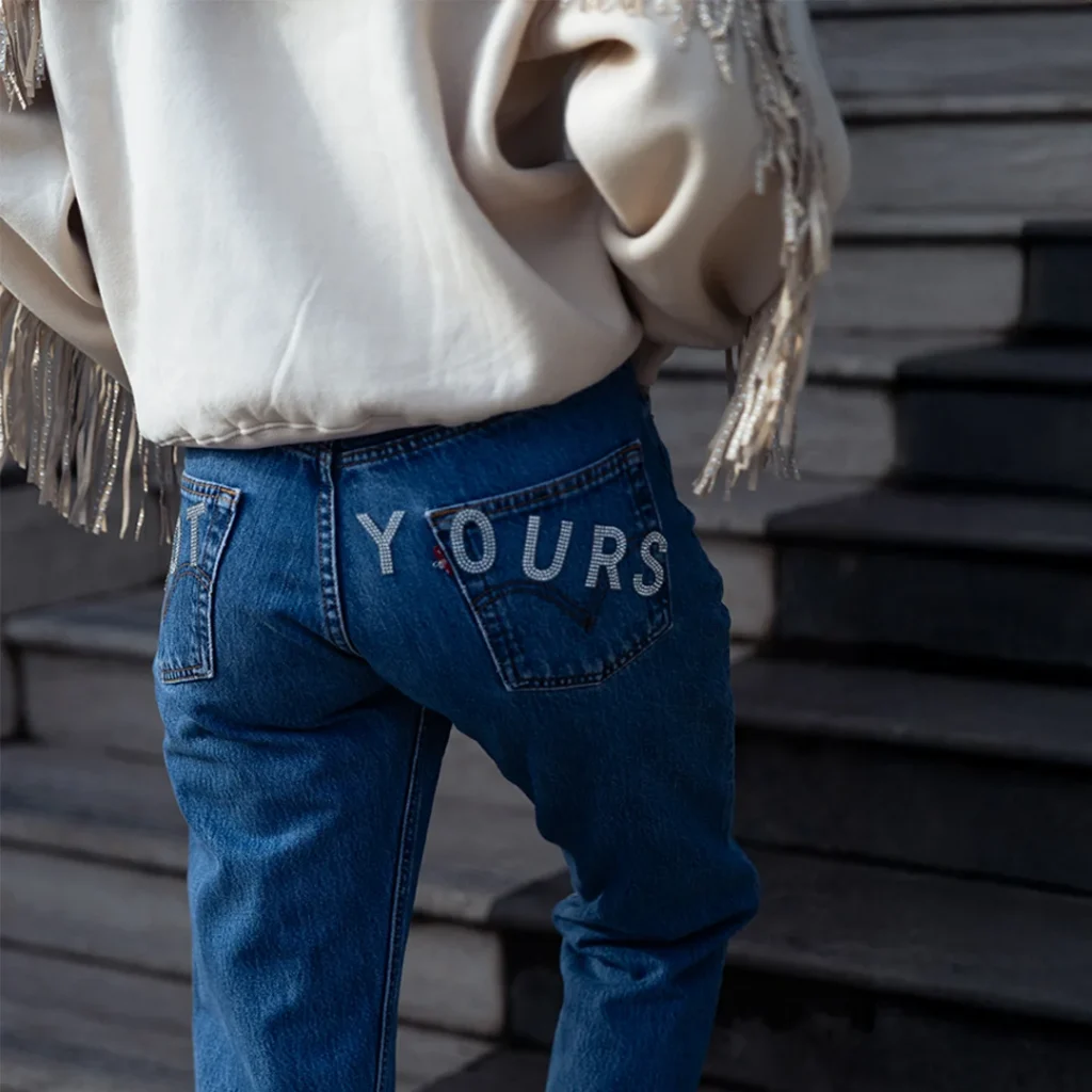 dettaglio jeans per outfit sporty chic